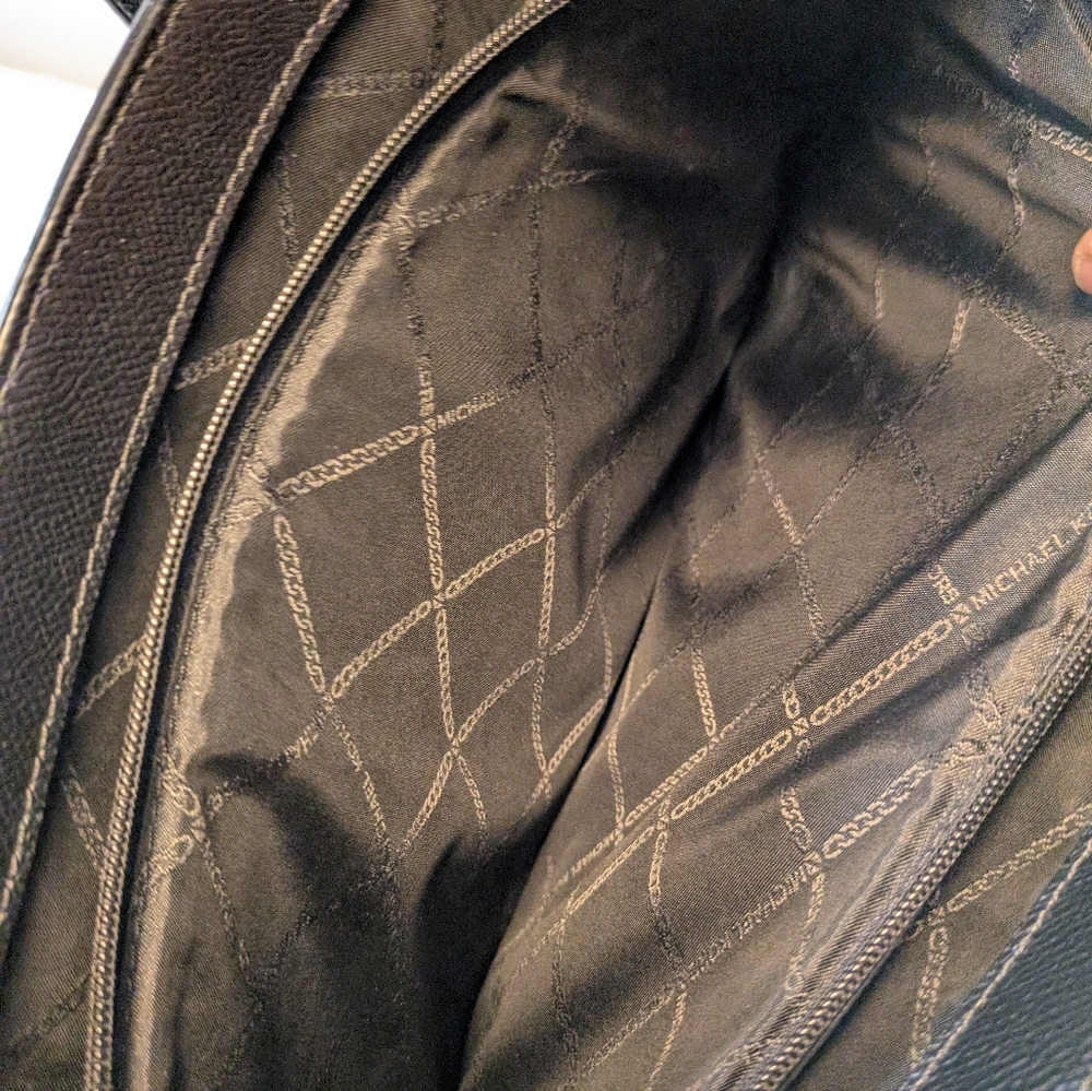 Michael Kors Voyager Tote With Black Leather - Picture 4 of 11